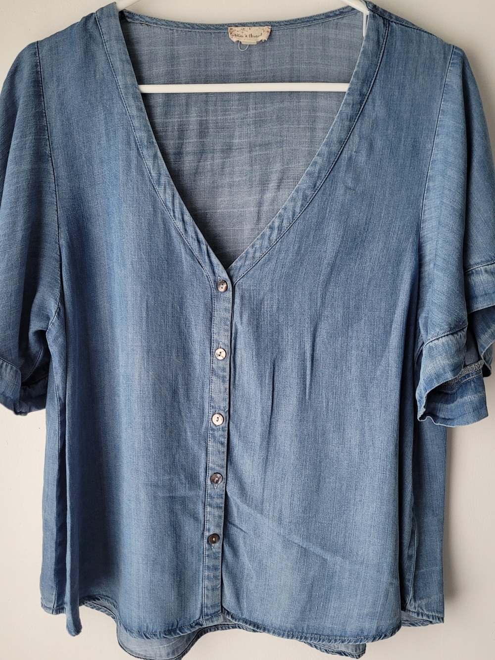 Hem & Thread Chambray Light Blue Button-Front V-Neck Women Blouse Size M